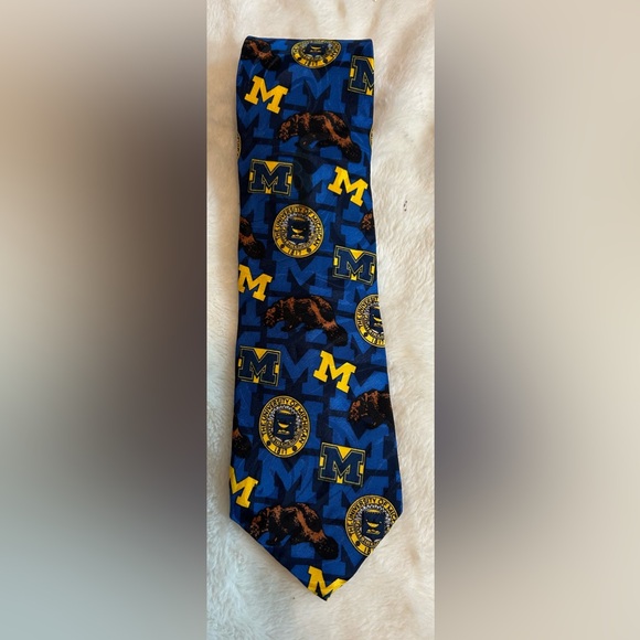 Merge Left Silk Michigan Wolverines Necktie - Picture 1 of 3